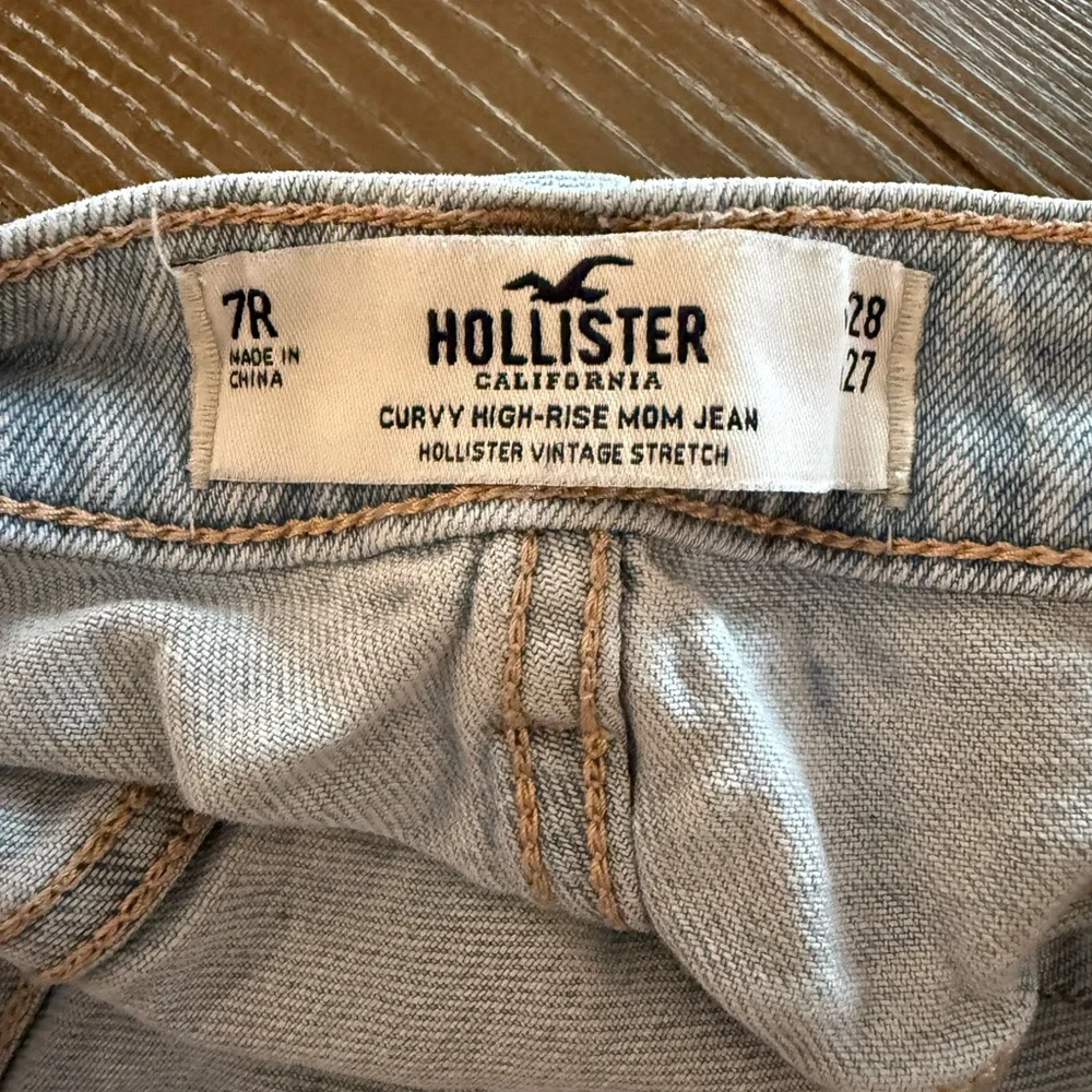 Hollister Curvy High-Rise Mom Jeans - Picture 4 of 5